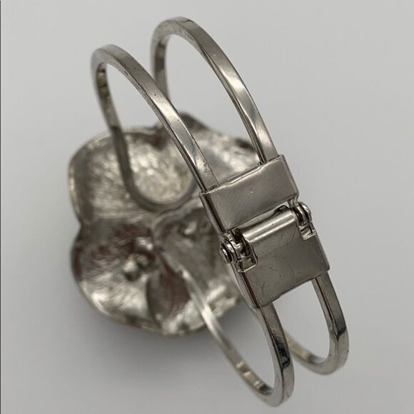 Silver rhinestone studded hinged floral cuff bracelet - Picture 4 of 9